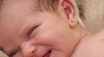 Когда ребенок начинает улыбаться осознанно Во сколько начинают улыбаться новорожденные