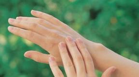 Как смягчить кожу рук в домашних условиях: простые рецепты Чем смягчить руки в домашних условиях