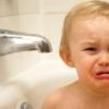 Плач ребенка после купания: норма или отклонение?