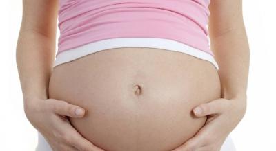 Почему тянет пупок изнутри во время беременности
